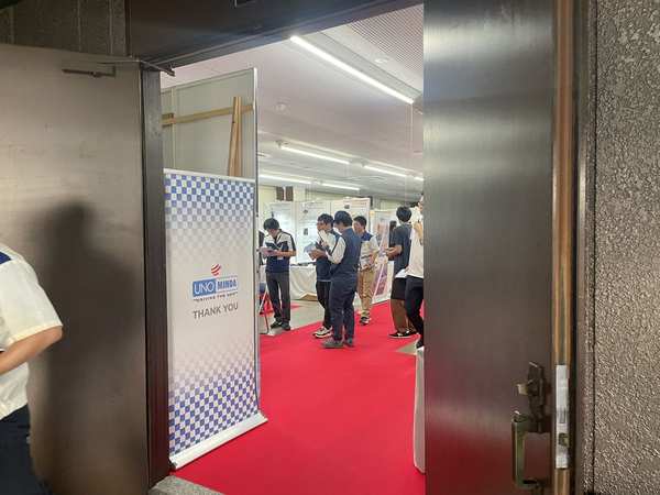 展示会当日 — 来場者がショーケースを見学