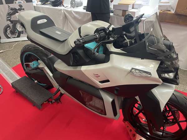 展示バイク — 正面ビュー