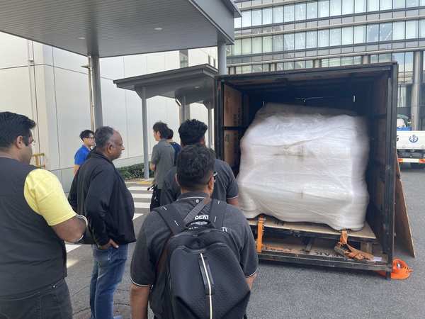 展示貨物の荷降ろし作業